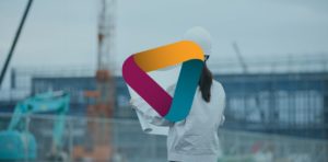 Baumanagement auf Baustelle mit Ingenieurin und digitalen Steuerungsprozessen im Hintergrund