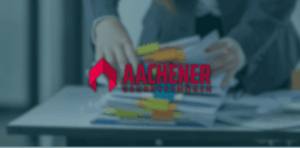 KI-Datenextraktion für die Aachener Grundvermögen KVG: Mitarbeitende sortieren einen Stapel unstrukturierter Dokumente mit farbigen Haftnotizen